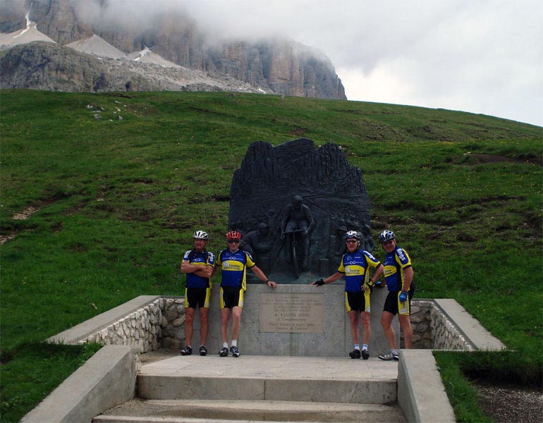 Bij het monument van Fausto Coppi op de Pordoi Dolomieten fietsweek 2009_5