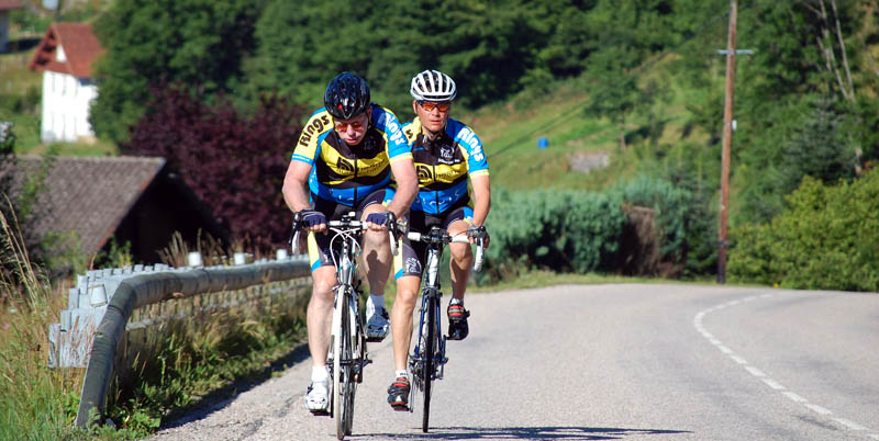 Hans van der Westen en Jan van Nunen tijdens de beklimming van de Col de Grosse Pierre 20110622_vogezen
