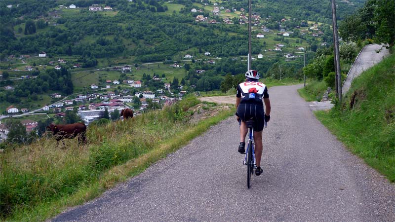 Piet Kuijten tijdens de afdaling van de Col de la Vierge. La Bresse zie je in het dal liggen 20110622_vogezen